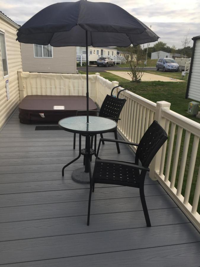Calypso Hot Tub Breaks Tattershall Lakes Pet Friendly Exterior photo