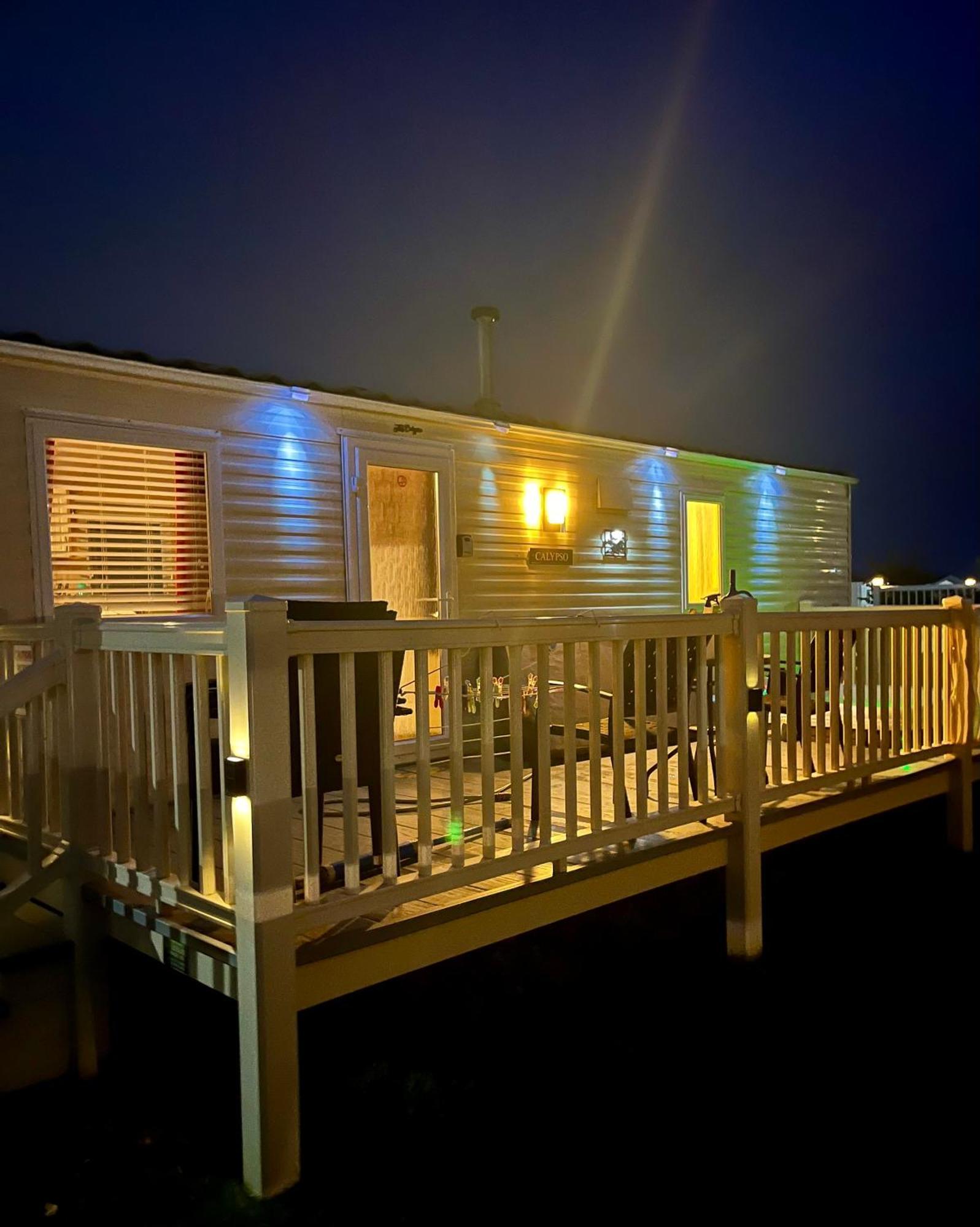 Calypso Hot Tub Breaks Tattershall Lakes Pet Friendly Exterior photo